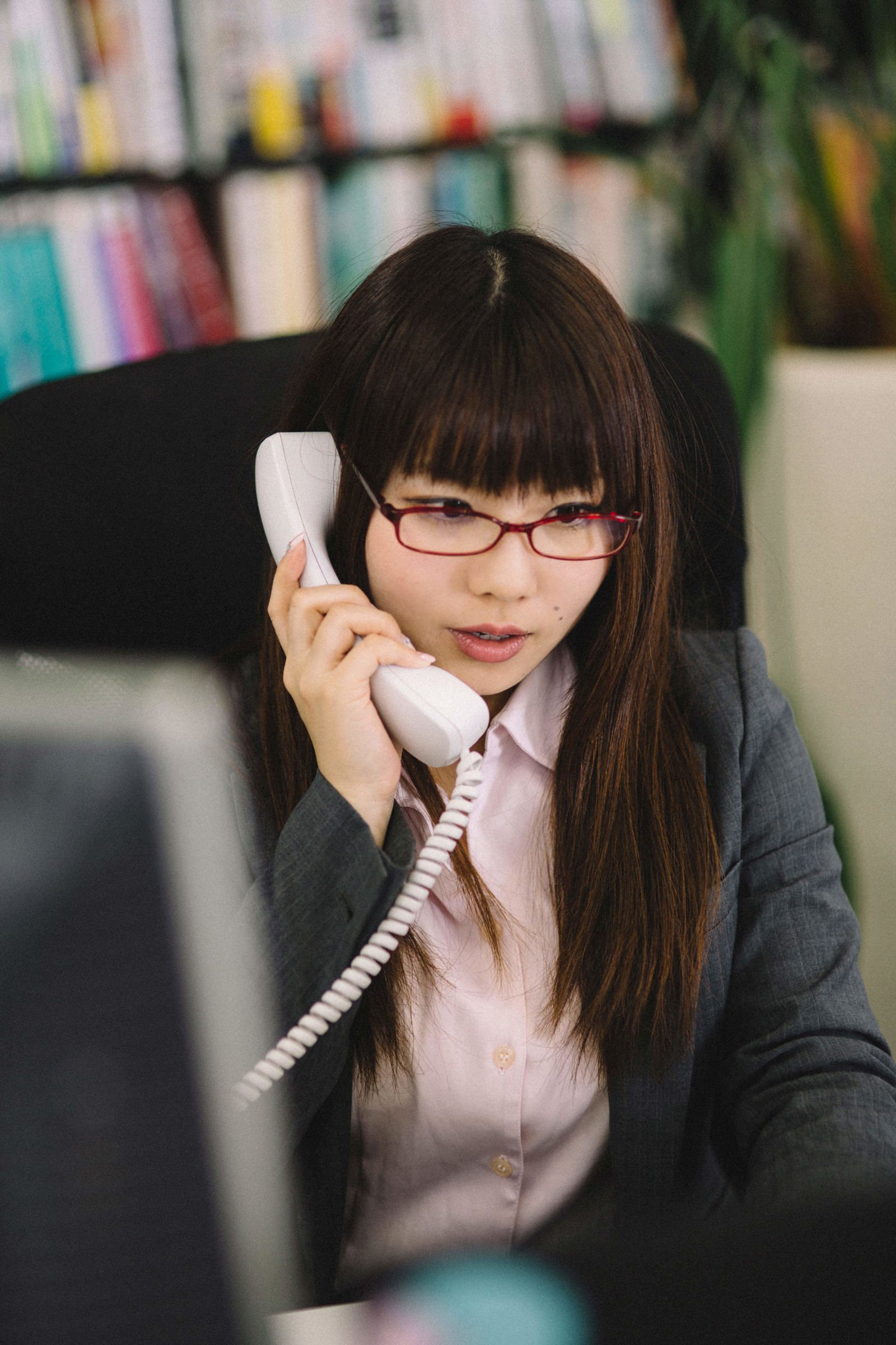 電話で相談対応をする日本人スタッフの写真